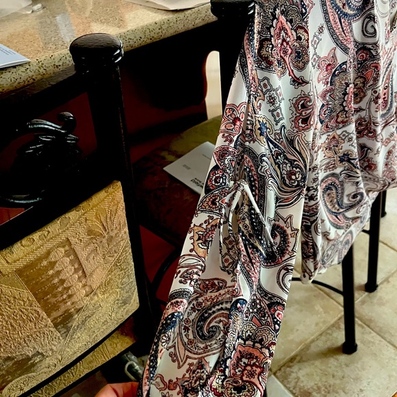 White House Black Market Tailored Paisley blouse with open slits to both arms. - Picture 3 of 5